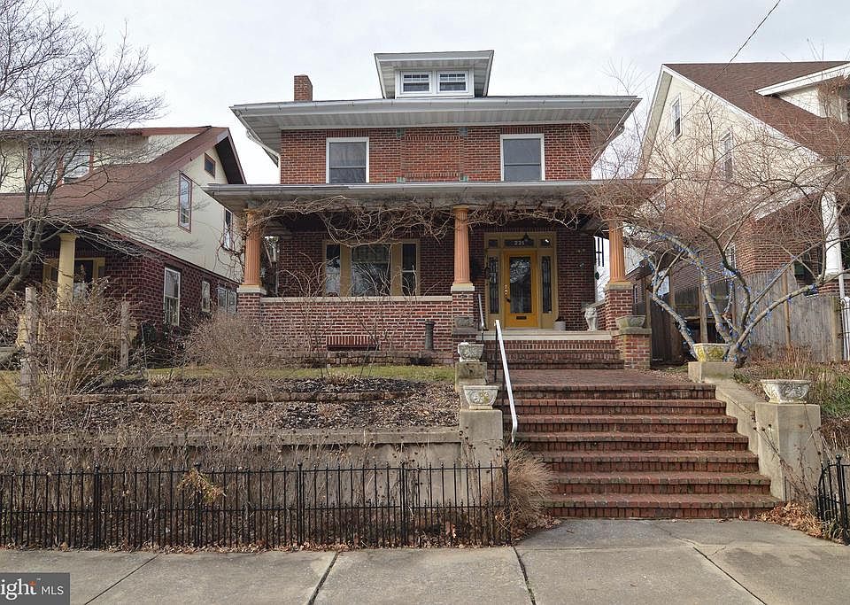 2nd image of 221 E Walnut St