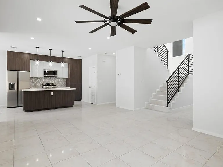 5407 N Crown Point — Photo 1