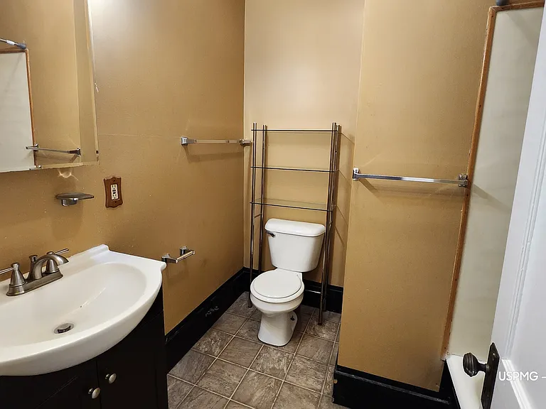 7504 Hamilton Ave — Photo 8