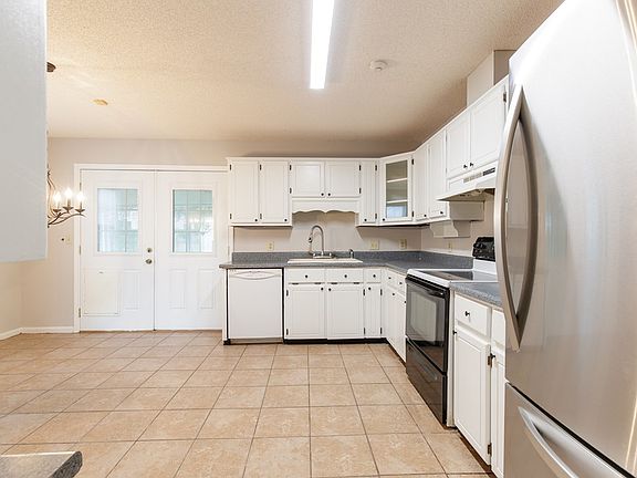 5th image of 931 Lakeside Dr