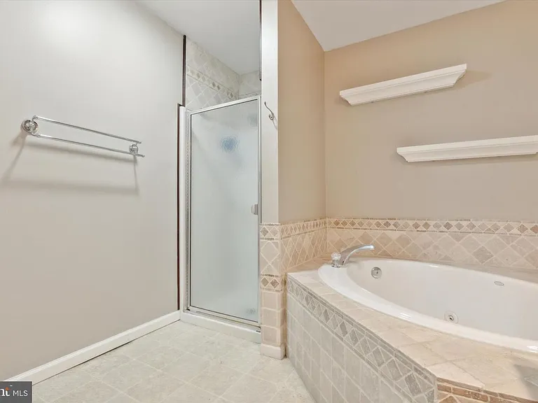 125 Vernon Ct — Photo 5