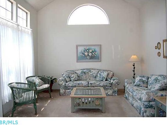 3rd image of 556 Courtright Ct