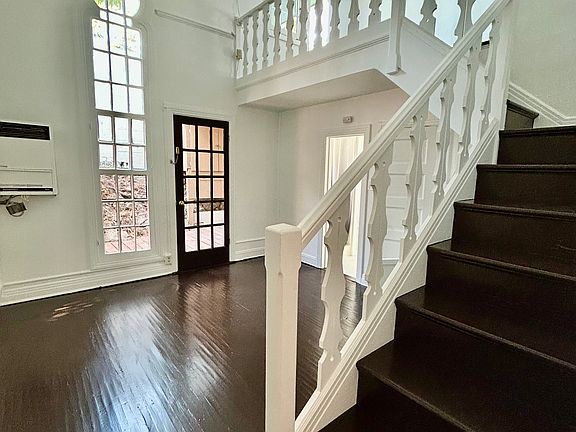 2nd image of 2122 Vista Del Mar Ave #26