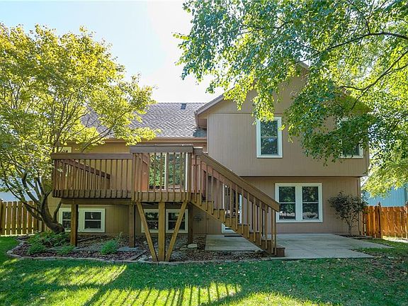 5th image of 1404 NE Oakwood Dr