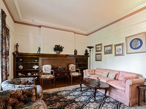 3rd image of 7411 N Greenview Ave #3F