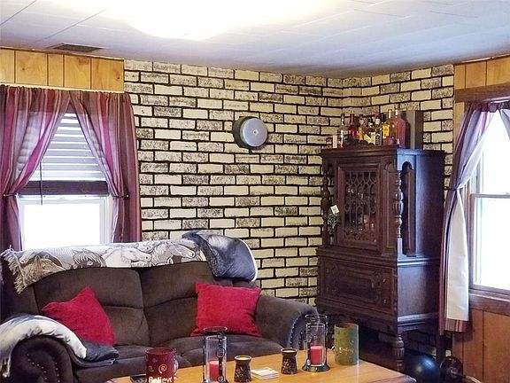 3rd image of 4670 Dewey Ave