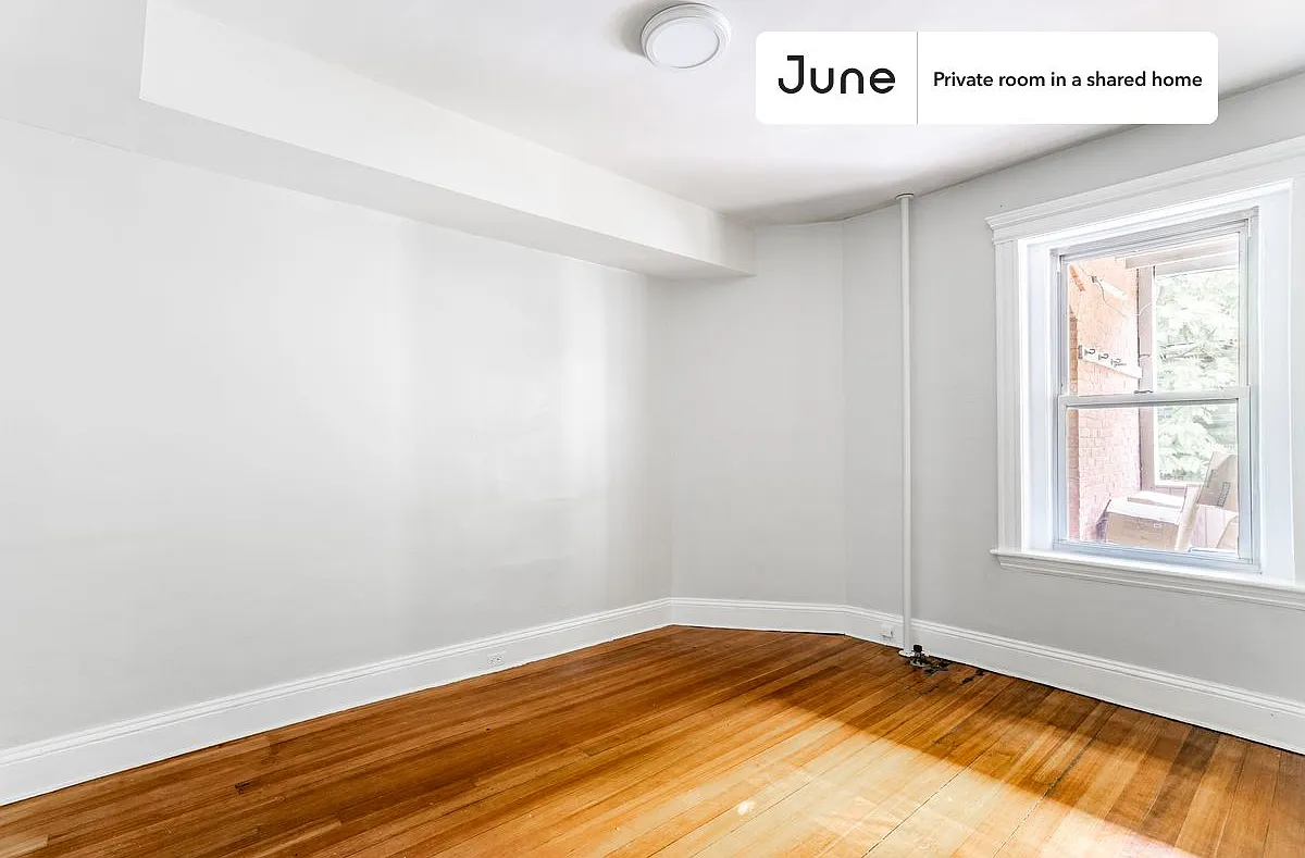 Queen bedroom in 4 bed/2 bath home in Brookline #1286 A — Photo 2
