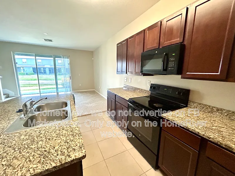 3 bed, 3.0 bath, 1722 sqft, $2,045 — Photo 2