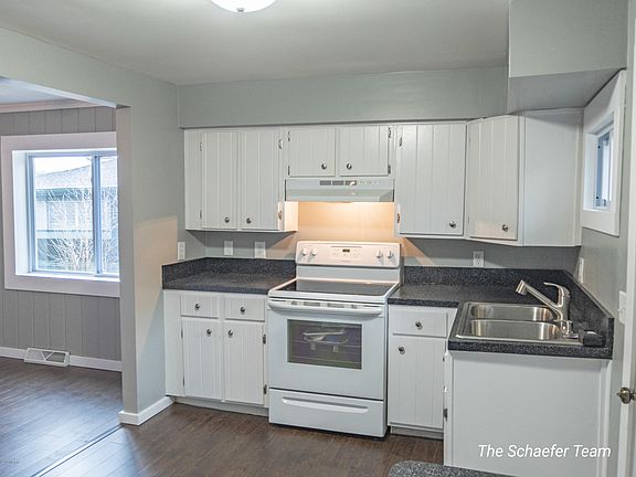 3rd image of 8765 Lincoln Lake Ave NE