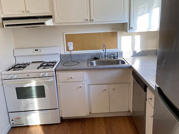 3rd image of 106 Stornoway Dr W