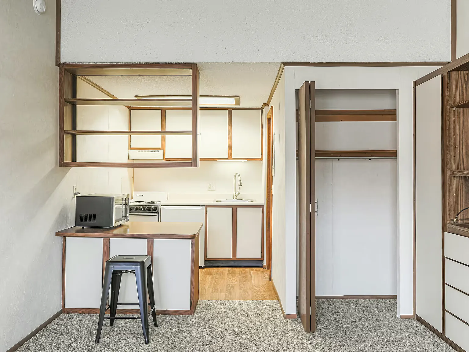 1 bed, 1.0 bath, 576 sqft, $880 — Photo 3