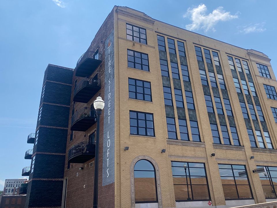 1st image of 220 W Jackson Ave