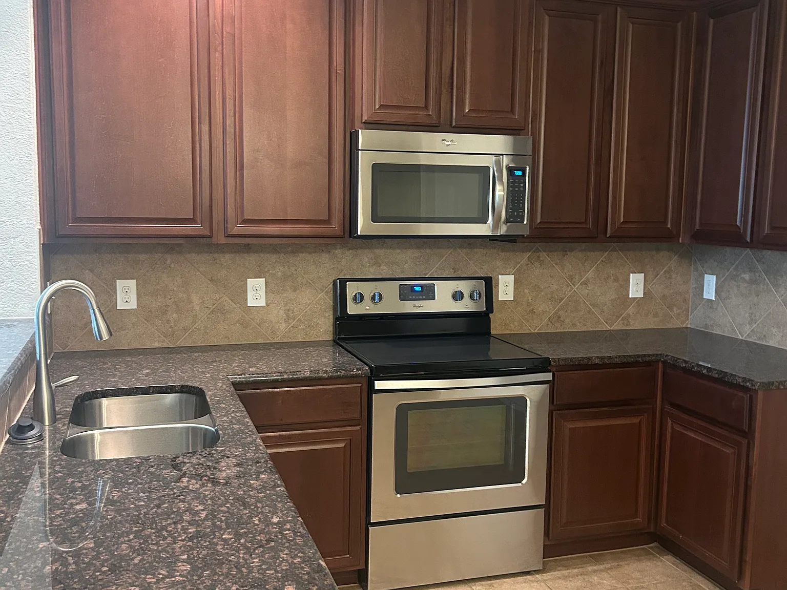 3 bed, 1498 sqft, $2,100 — Photo 2