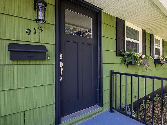5th image of 913 Loyola Dr