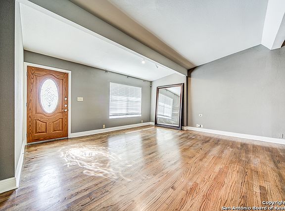 4th image of 463 Sharon Dr