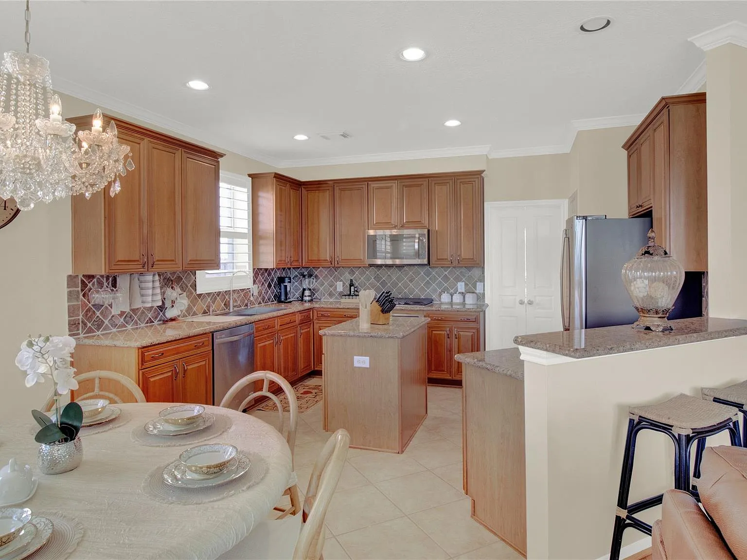 4 bed, 3.5 bath, 3092 sqft, $8,000 — Photo 2
