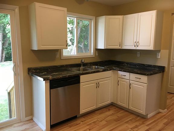 4th image of 809 Phillips St