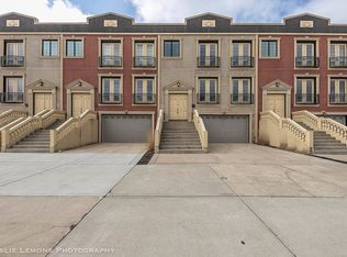 16W532 Bluff Rd, Willowbrook, IL 60527