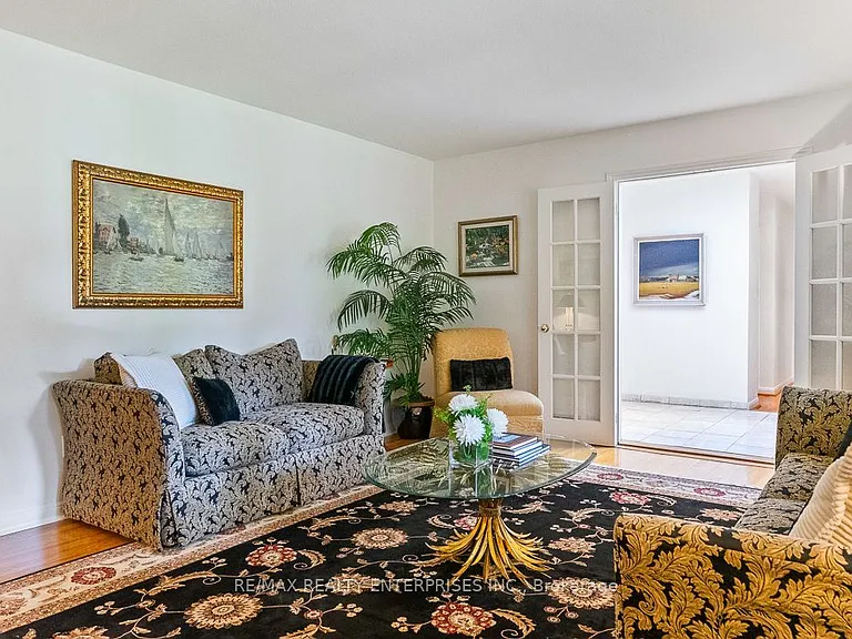 1373 Queen Victoria Ave — Photo 8
