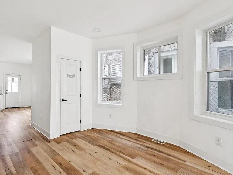 5521 Media St — Photo 8