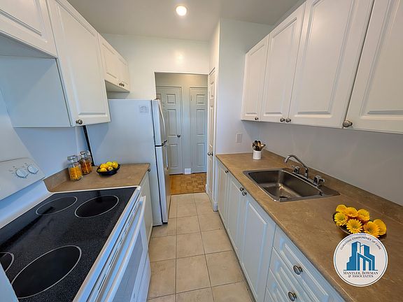 5th image of 15 Bideford Ave #604