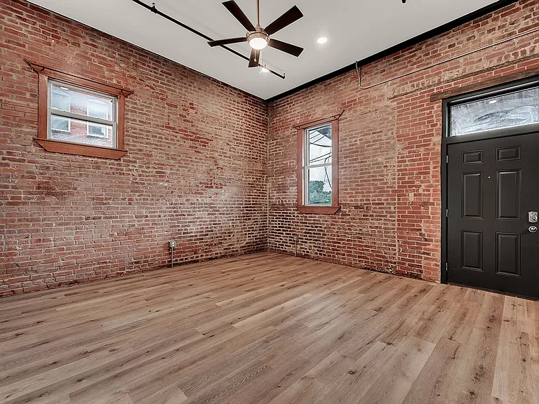 235 N Market Ave — Photo 21