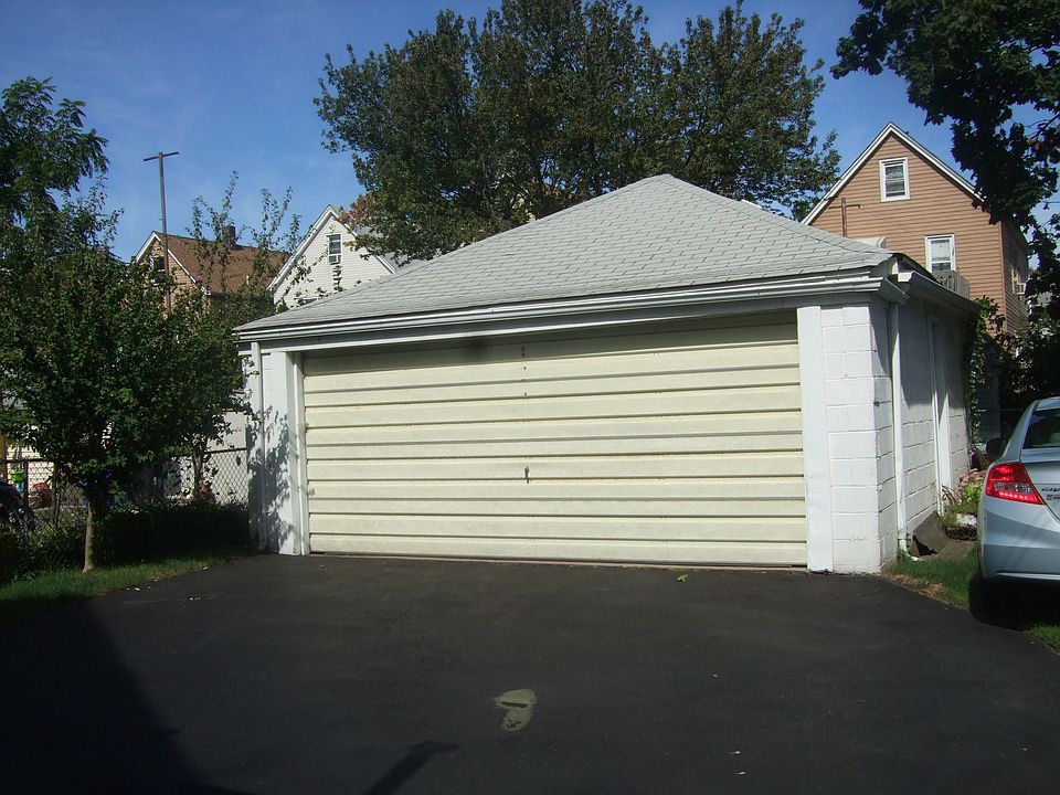 2nd image of 61 Maple St
