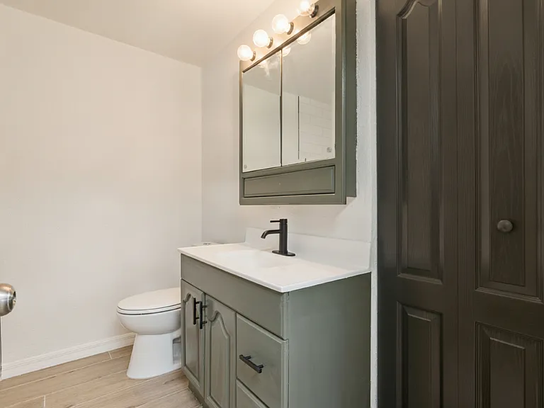 811 W Wisconsin Ave — Photo 12