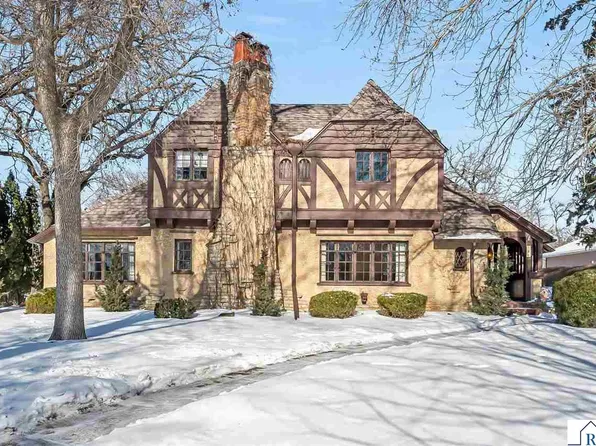 126 W 2nd St, Blue Earth, MN 56013