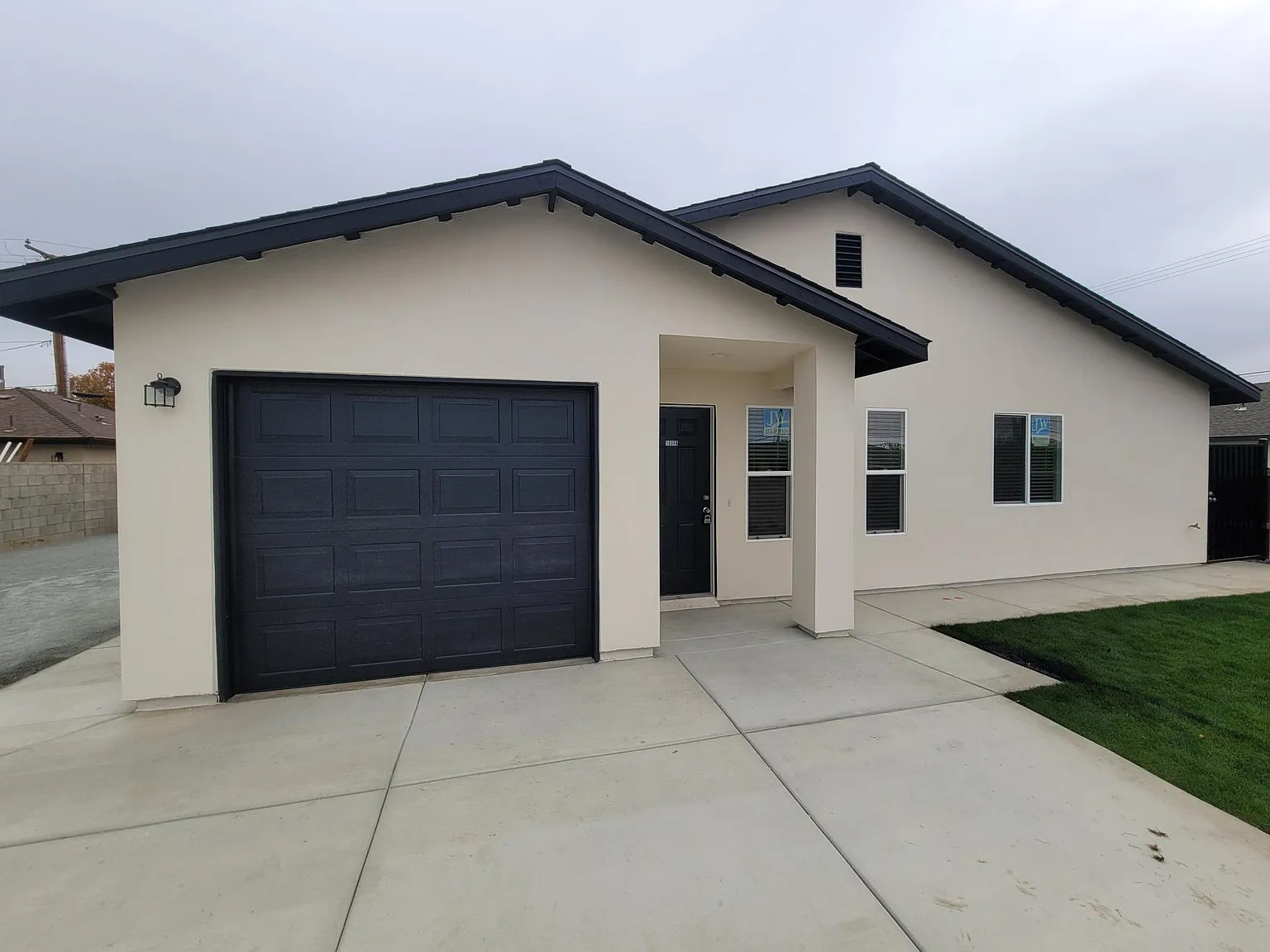 3 bed, 1100 sqft, $2,200 — Photo 2