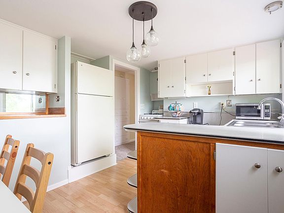 4th image of 945 College Ave NE #2