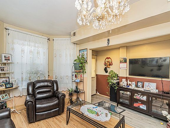 3rd image of 1521 N Avers Ave APT 1