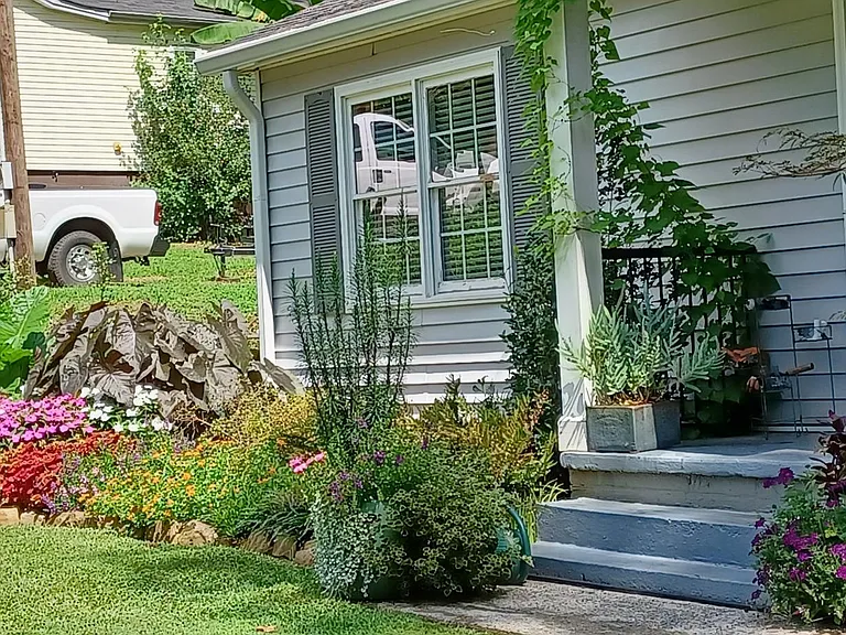 963 Springdale Dr — Photo 2
