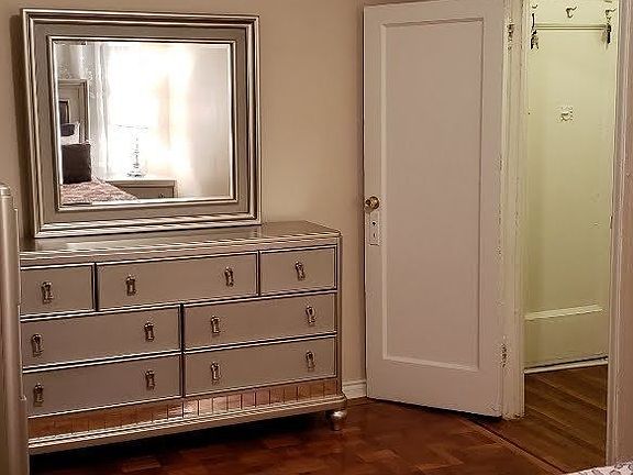 5th image of 916 41st St APT 1