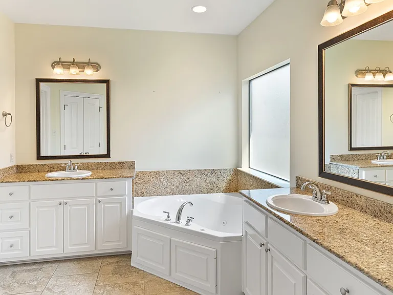 7945 Seville Ct — Photo 6
