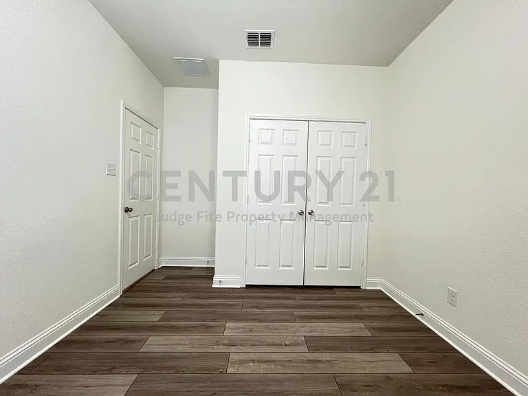 2605 Warren Ln — Photo 12