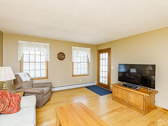 5th image of 244 Kosciusko Ave