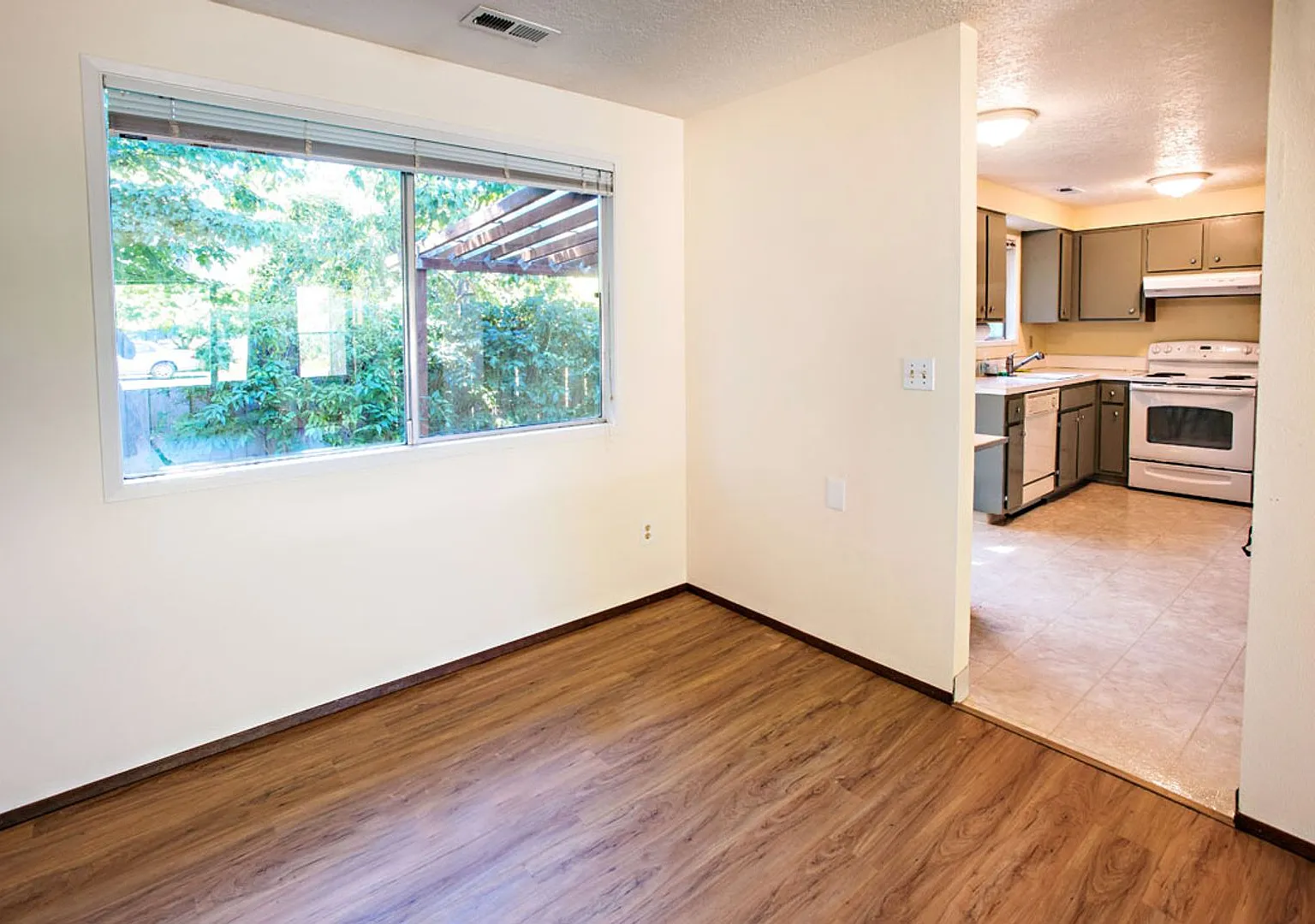 Charming 3 Bed, 1 Bath Home w/ Garage in South Tabor — Photo 4
