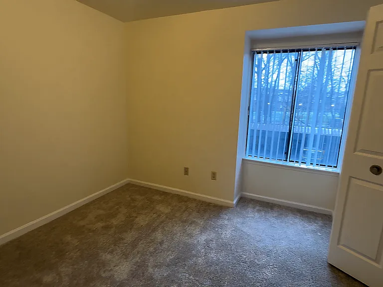 Lakeside Village Apartments — Photo 135