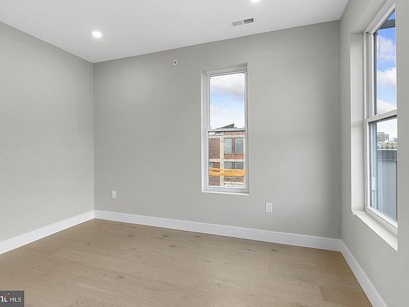 5th image of 1343 Fitzwater St #302