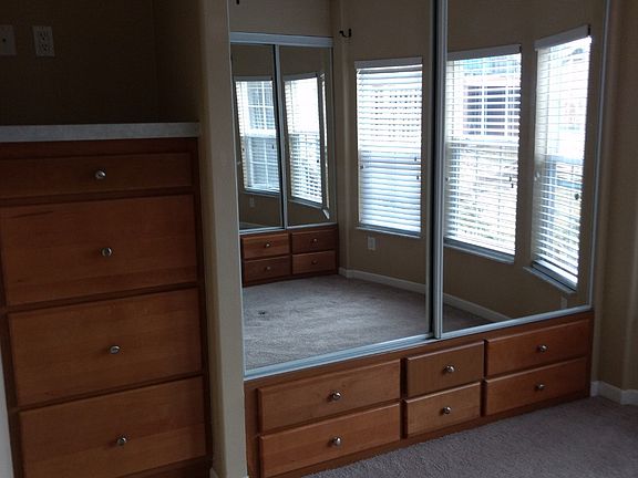 Bedroom w/built-in dresser