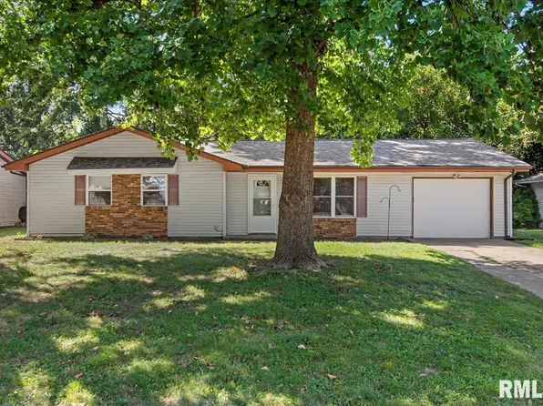 709 Woodland Dr, Chatham, IL 62629