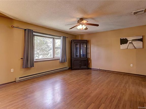 3rd image of 109 Sprucedale Dr