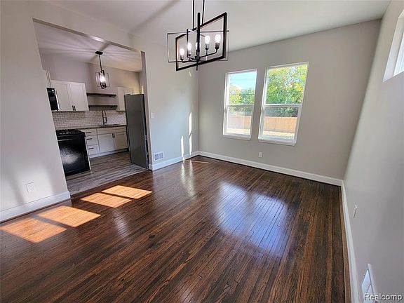 3rd image of 86 Englewood St