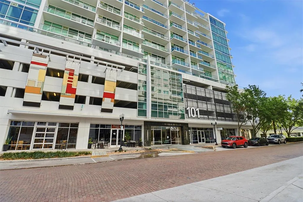 1 bed, 1.0 bath, 644 sqft, $2,100 — Photo 1