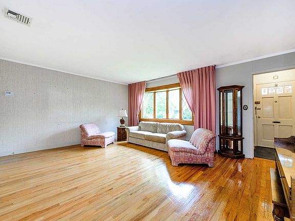 2nd image of 1050 Maple Ln
