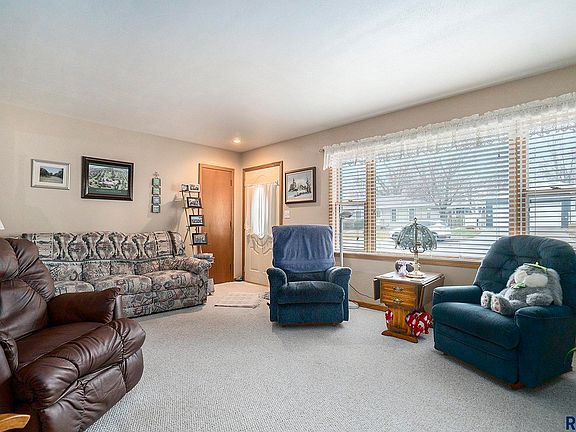 3rd image of 1018 N Elm St