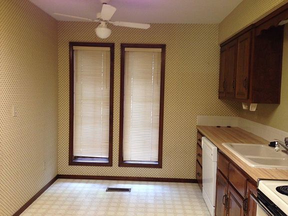 3rd image of 7 Melinda Ln