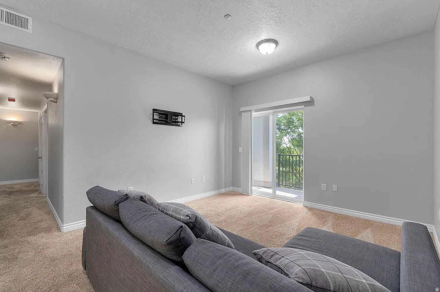 3 bed, 1143 sqft, $2,200 — Photo 3