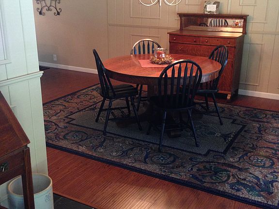 Entry/Dining Room w/walk-in